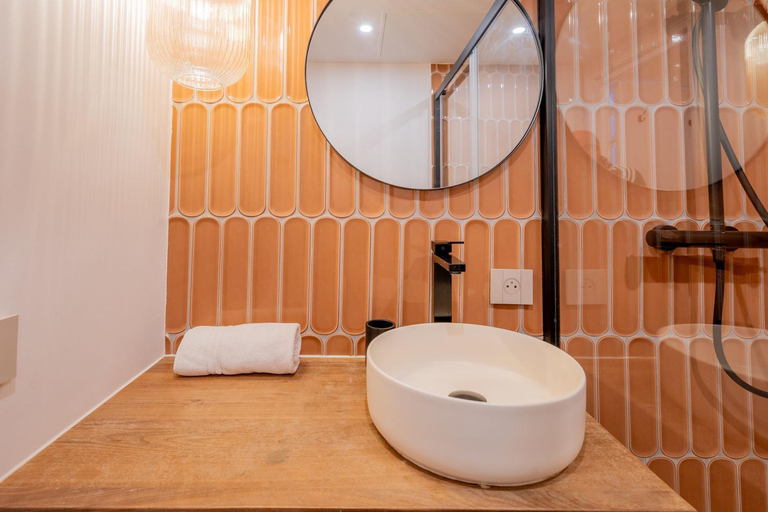 Bathroom 1, Apartment Place des lices -2BDR-6P- Saint Tropez, Var