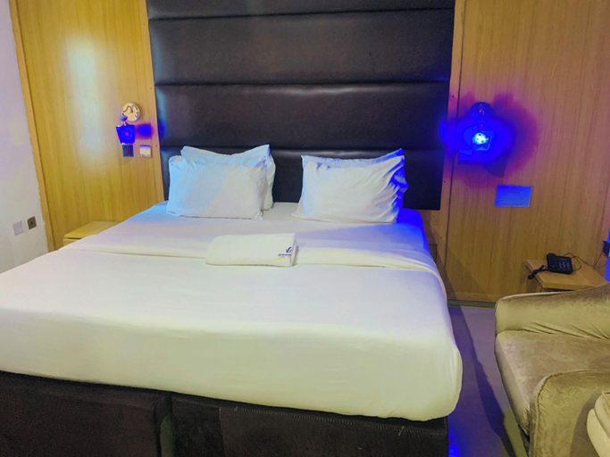 Bedroom, Vienna International Hotel, Oshimili South