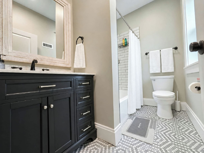 Bathroom 4, Near Cincy Skyline Views Historic 4BR, Kenton