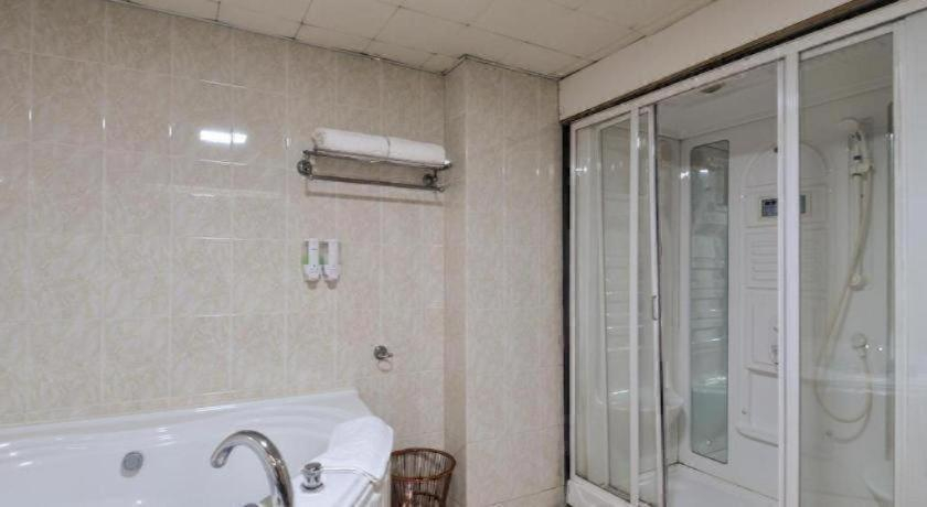Bathroom 4, New Pearl River Hotel, Guangzhou