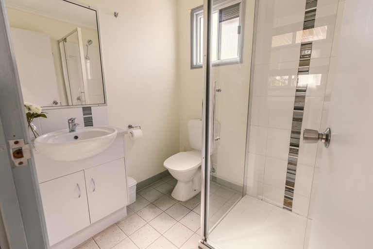 Bathroom 3, BIG4 Warwick Holiday Park, Warwick - Central
