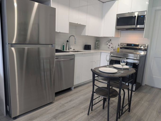 Others 2, Niagara Falls Haven -sleeps up to 4- Free Parking, Niagara