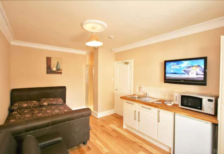 Others 5, Central Studios Gloucester Road by RoomsBooked - Free Parking, Gloucestershire