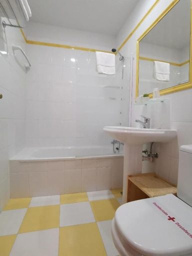 Bathroom 5, Hotel Trasgu, Asturias