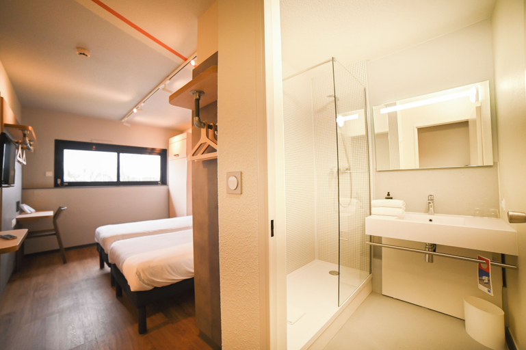 Bathroom 5, Ibis Budget Poitiers Site Du Futuroscope, Vienne