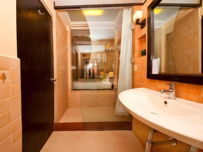 Bathroom, The Baga Marina Beach Resort & Hotel, North Goa