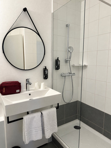 Bathroom 3, ibis Alençon, Orne