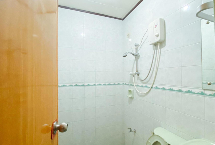 Bathroom 5, RedDoorz @ Classique Pan Oriental Hotel and Resort, Batangas City