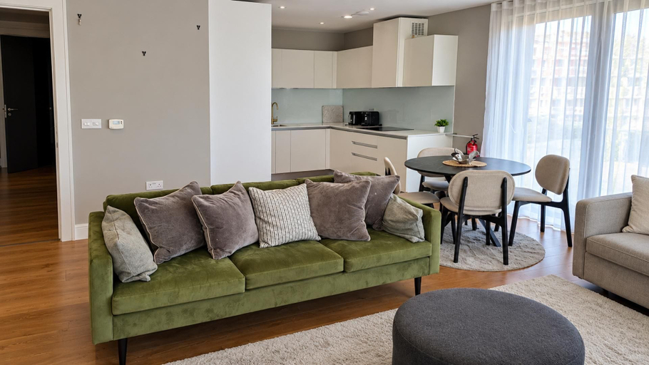 Others 3, Southeast London 3-bed Apt, Sleeps 6 w Lake Access, London