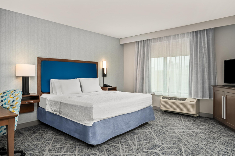 Bedroom 3, Hampton Inn Chicago North-Loyola Station, Cook