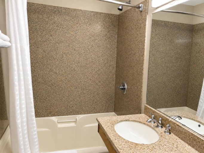 Bathroom 4, City Center Inn Downtown Portland, Multnomah