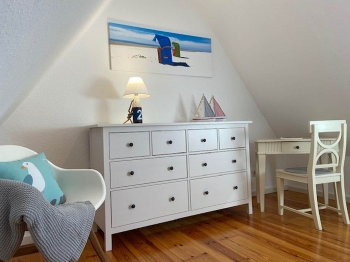 Others 5, Holiday Home in Oldsum With Swimming Pool, Nordfriesland