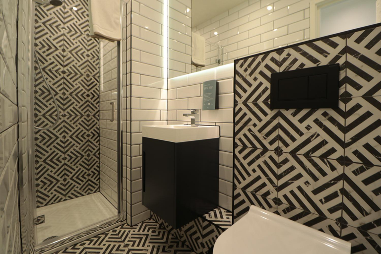 Bathroom, Vancouver Hotel & Studios, London