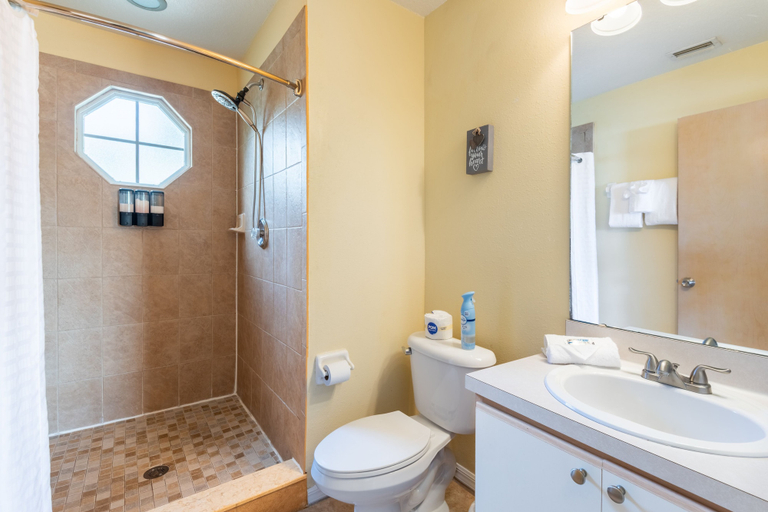 Others 4, 3BR Condo Near Disney w/ Pool, gym & Balcony, Osceola