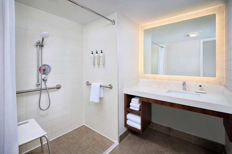 Bathroom 5, Delta Hotels by Marriott Kingston Waterfront, Frontenac
