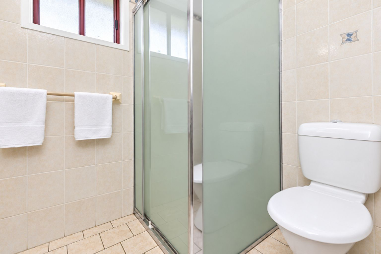 Bathroom 5, Best Western Ambassador Motor Inn & Apartments, Wagga Wagga - Pt A