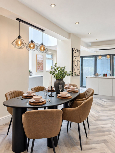 Others 2, Luxury 6-bed House in Manchester - Free Parking, Tameside