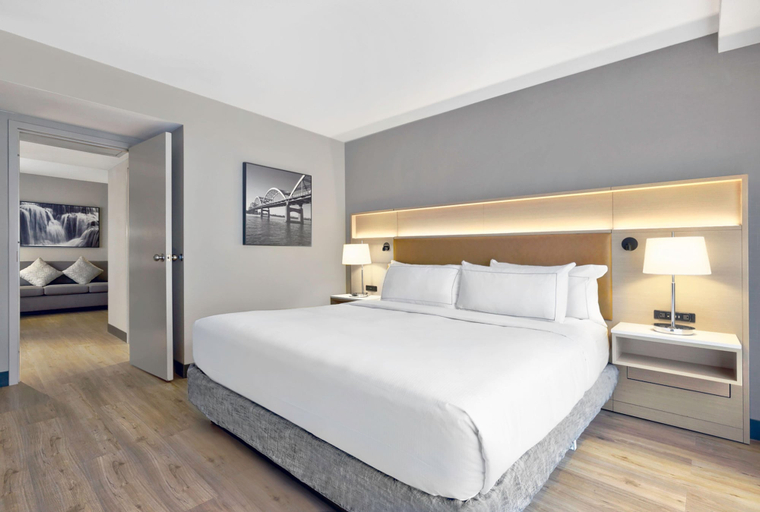 Bedroom 4, DoubleTree by Hilton Davenport, Scott