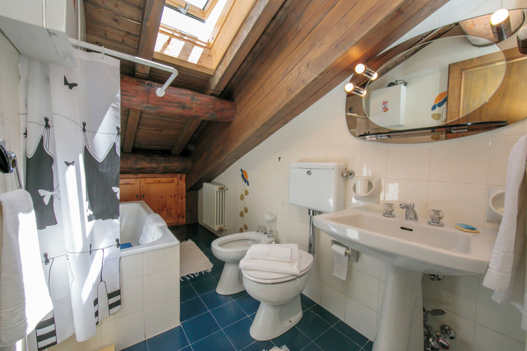 Bathroom 3, Arianna, Sondrio