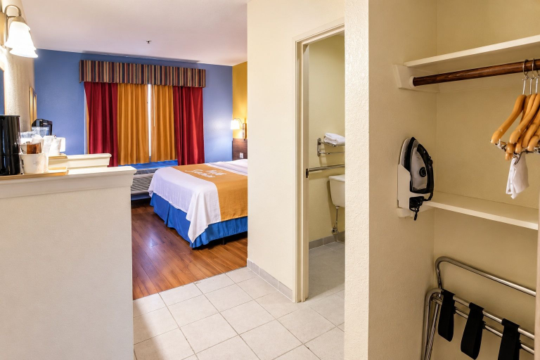 Bedroom 3, Days Inn & Suites by Wyndham Houston North/Aldine, Houston