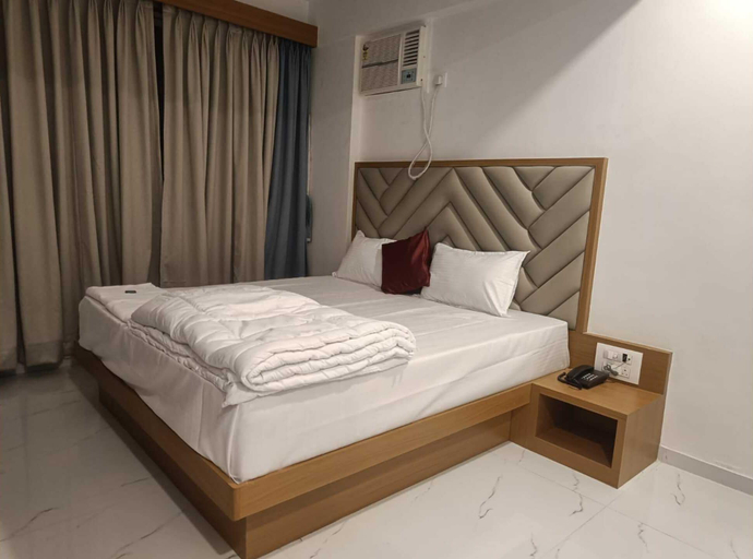 Others 2, Hotel O The Lions Hotel, Thane