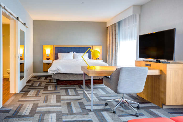 Bedroom 3, Hampton Inn & Suites Boston/Waltham, Middlesex