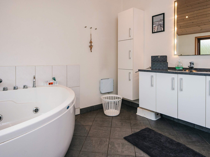 Bathroom 3, 4 Star Holiday Home in Blavand, Varde