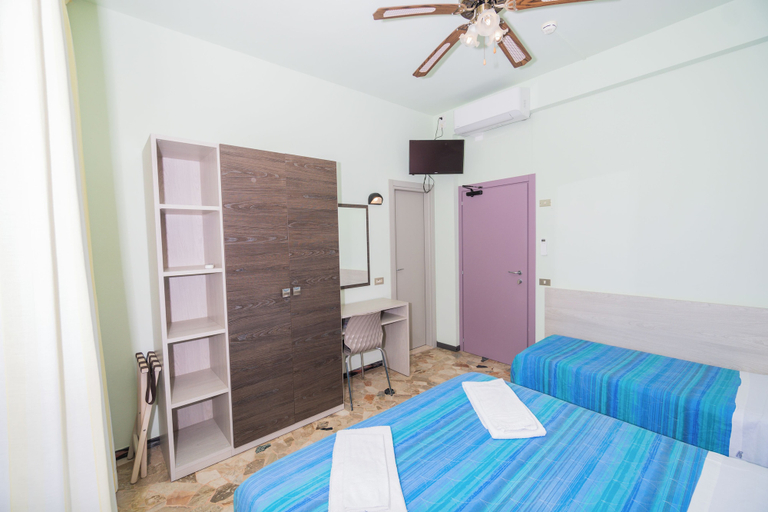 Bedroom 3, Hotel Mirage - Breakfast on the Beach, Rimini