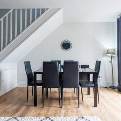 Others 2, Central Sunderland - Sleeps 7 - House - Parking, Sunderland