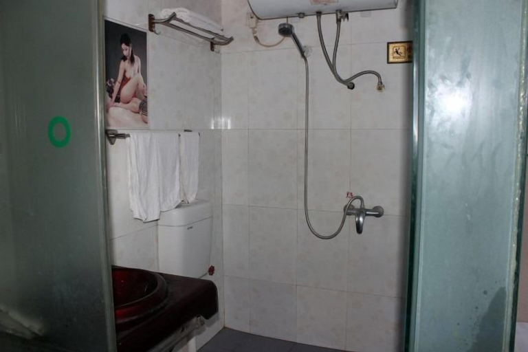 Bathroom 3, Danjiangkou Xinlong Hotel, Shiyan