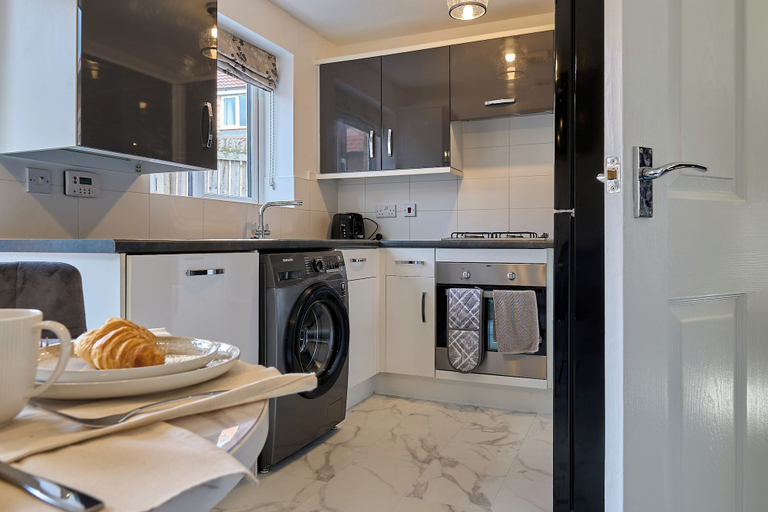 Others 5, 3-bed Home - Sleeps 5 - Sky Sports With Parking, Wakefield