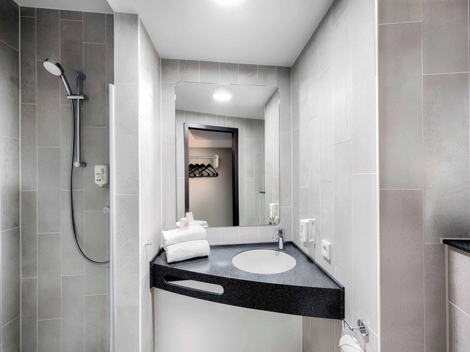 Bathroom 5, Ibis Styles Bamberg, Bamberg