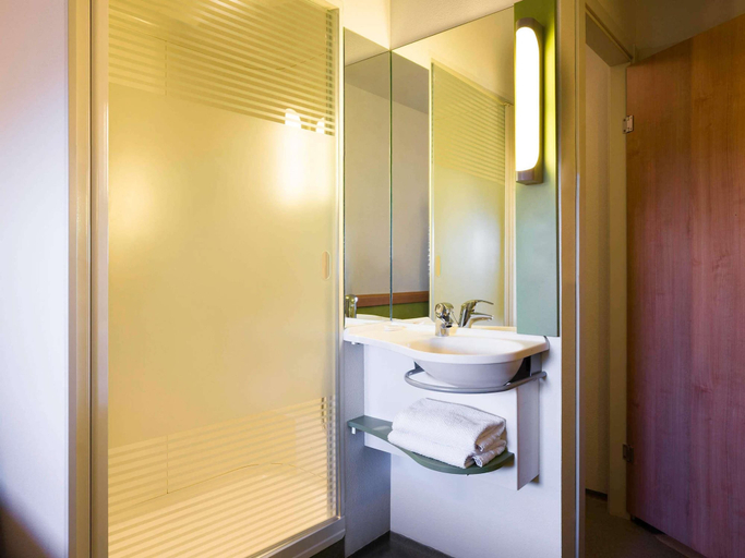 Bathroom 4, ibis budget Sevilla Aeropuerto, Sevilla