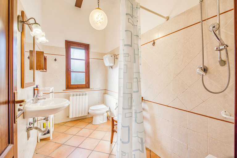 Bathroom 5, Rosehip apt with shared pool, Perugia
