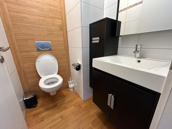 Bathroom 4, Race & Rooms, Liège