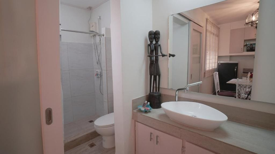 Bathroom 5, 1775 Adriatico Suites, Manila City
