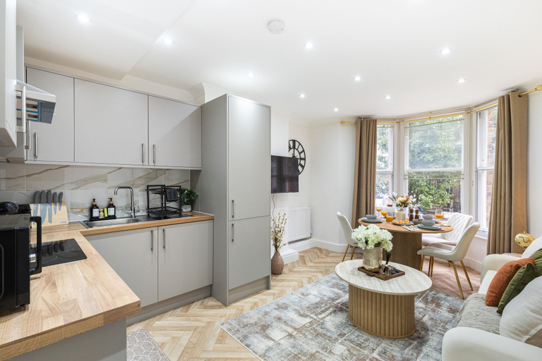 Others 2, Cosy Earls Court 2-bed Apartment, Sleeps 6, London