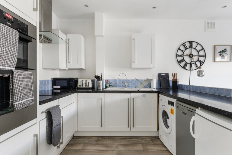 Others 2, Cosy West Kensington 3-bed Home, Sleeps 8, London