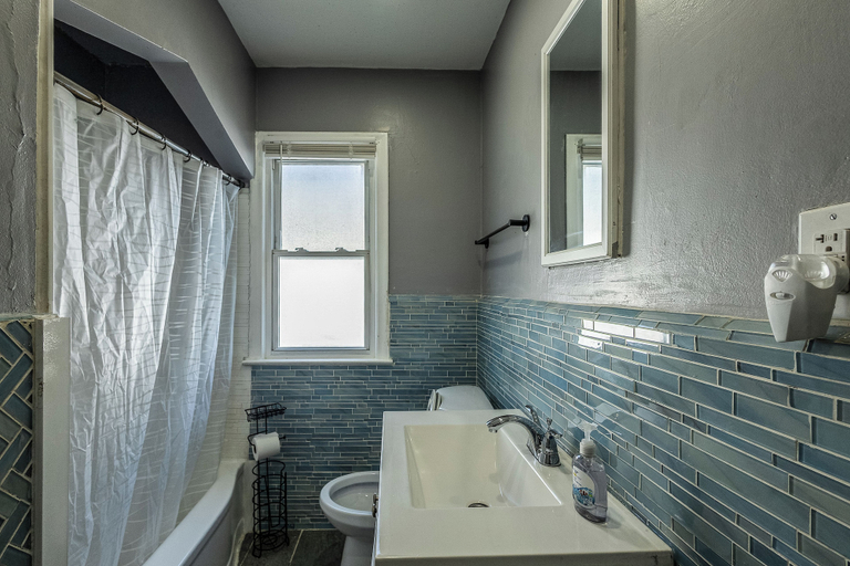 Others 3, Heyden House - Detroit 3BR Stay, Wayne