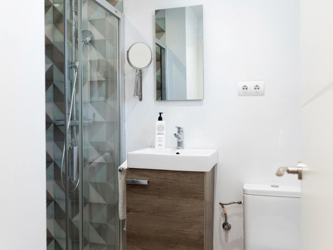 Bathroom 2, Beach apartment III Petit Bijou, Barcelona