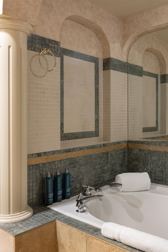 Bathroom 3, DoubleTree by Hilton North Vancouver, Greater Vancouver