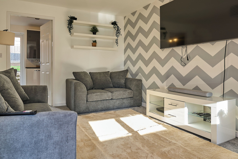 Others 4, 3-bed Home - Sleeps 5 - Sky Sports With Parking, Wakefield