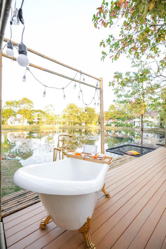 Bathroom, A La Camps, Muak Lek