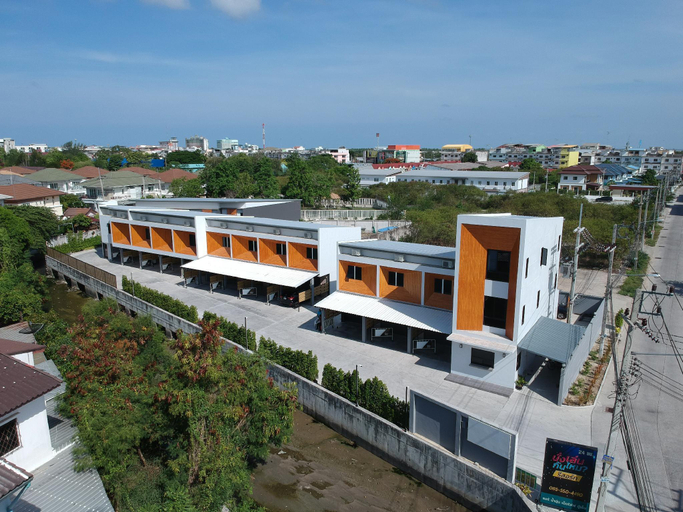 Exterior & Views