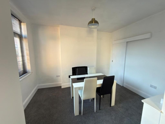 Others 5, Central Peterborough Home, Garden, Parking, 2 Bed, Peterborough