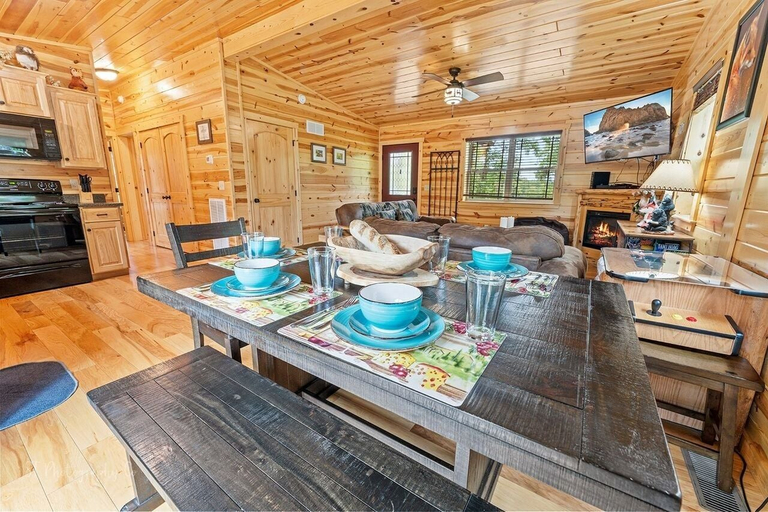 Others, Foxes' Den Cabin with Private Hot Tub and Arcade Game by RedAwning, Sevier