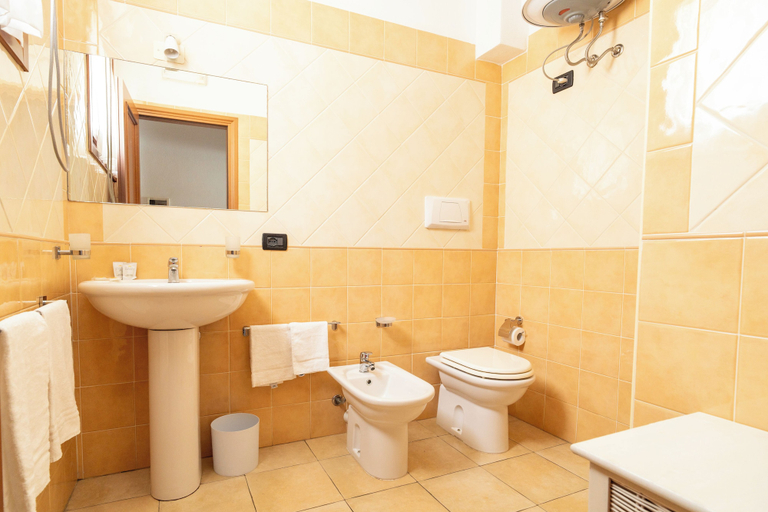 Bathroom 4, Residence Le Fontane, Cagliari