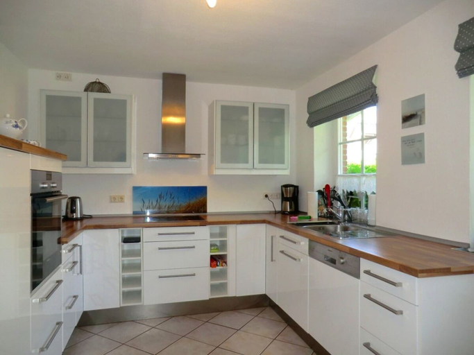Others 3, Holiday Home in Oevenum With Swimming Pool, Nordfriesland