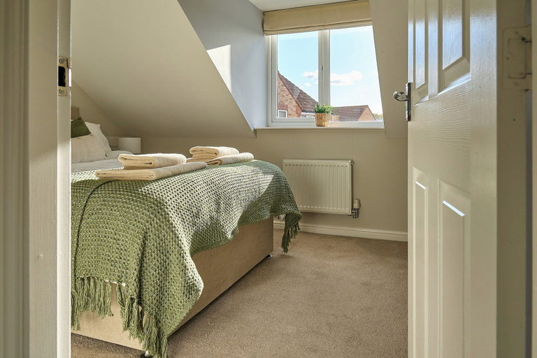 Others 2, 3-bed Home - Sleeps 5 - Sky Sports With Parking, Wakefield