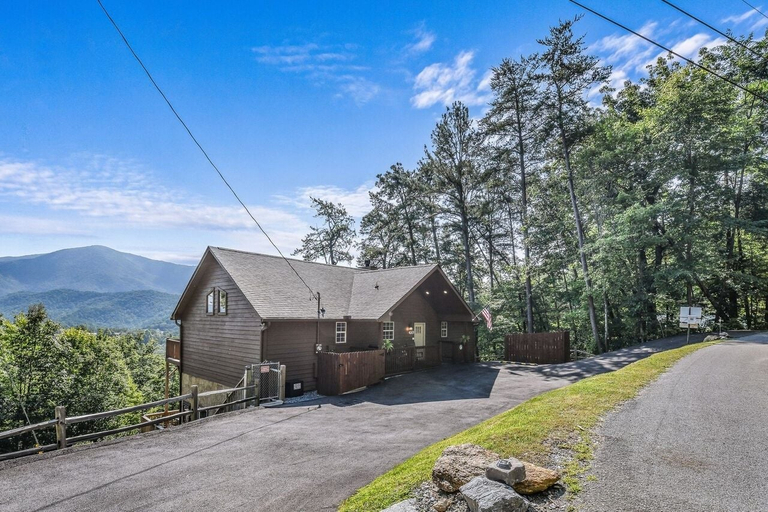 Exterior & Views 2, Roundtop Mountain Ridge 2 Bedroom Cabin by RedAwning, Sevier